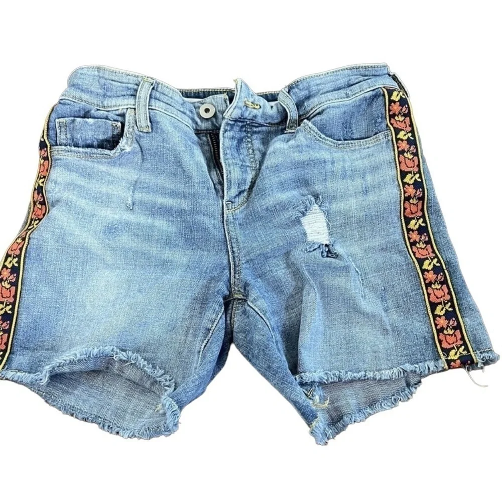 Anthropologie Pilcro Embroidered Slim Boyfriend Jean Shorts 26 Light Wash Boho - Picture 1 of 8